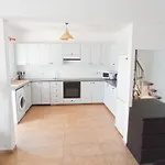 Kwatera prywatna Luxury Private -sea View, Gym- 5 Min From Beach! - Private In Shared Larnaca