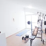 Kwatera prywatna Luxury Private -sea View, Gym- 5 Min From Beach! - Private In Shared Larnaca