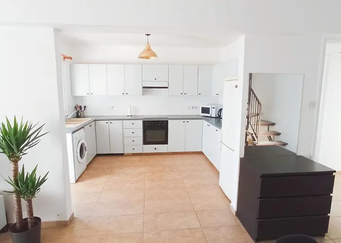 Habitación en casa particular Luxury Private -sea View, Gym- 5 Min From Beach! - Private In Shared Lárnaca