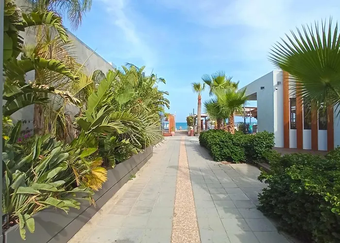 Habitación en casa particular Luxury Private -sea View, Gym- 5 Min From Beach! - Private In Shared Lárnaca